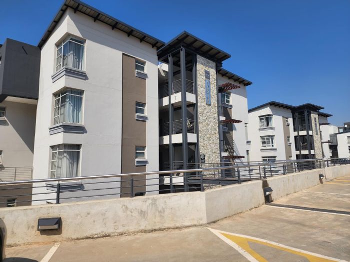 Ebotse Golf And Country Estate Apartment To Rent: 4 beds, golf views, lift access.