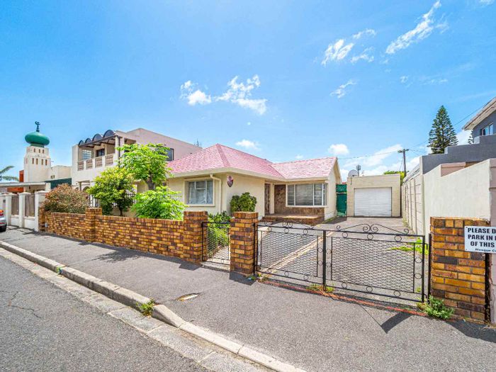 For Sale: House in Athlone with 3-4 bedrooms, spacious kitchen, and ample parking.