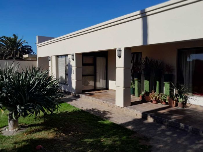 Spacious Family Home in Walvis Bay Central with Entertaining Features and Flats For Sale!