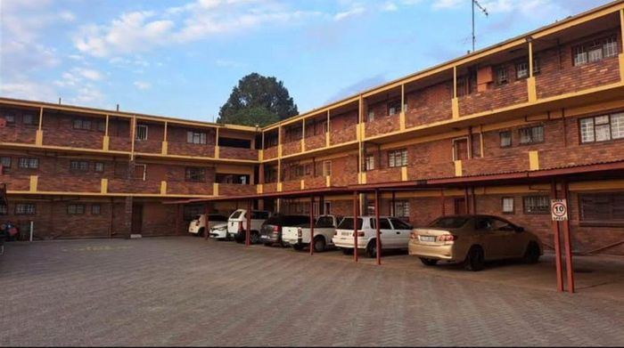 For Sale: Apartment in Vanderbijlpark Central West 5 with 24-hour security, two bedrooms.