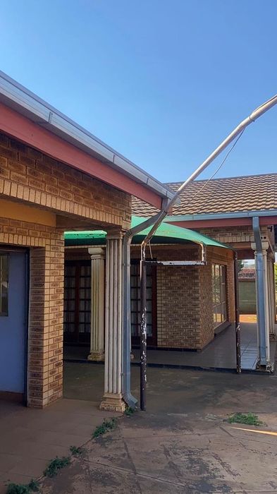 Spacious 5-Bedroom House in Thohoyandou with Shopping, Schools, and Playgrounds Nearby. For Sale.