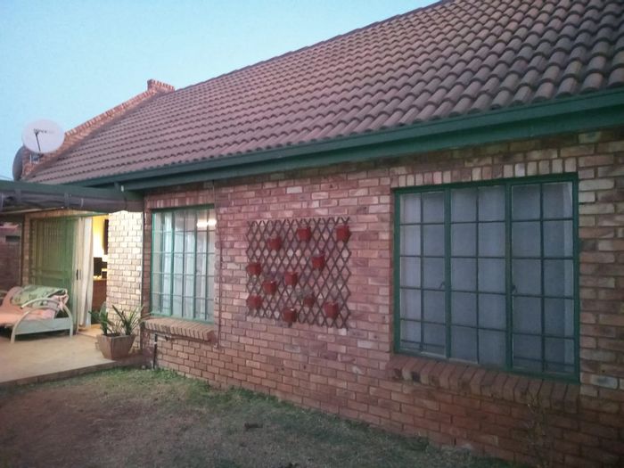 Property #2395458, Townhouse For Sale in Silverton