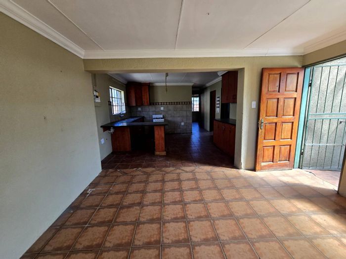 Cottage To Rent in Benoni AH: 3 Bedrooms, communal pool, secure parking.
