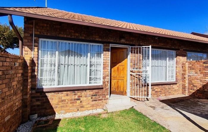 Terenure Townhouse For Sale: 2 Bedrooms, private garden, near schools and shopping.