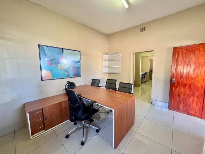 Office to rent in Windhoek Central: 46m², kitchenette, parking, air-conditioning.