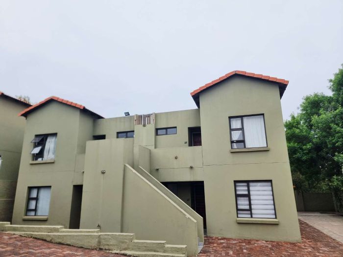 For Sale: 2-Bedroom Apartment in Ferndale with Pool and Fitness Center Access.