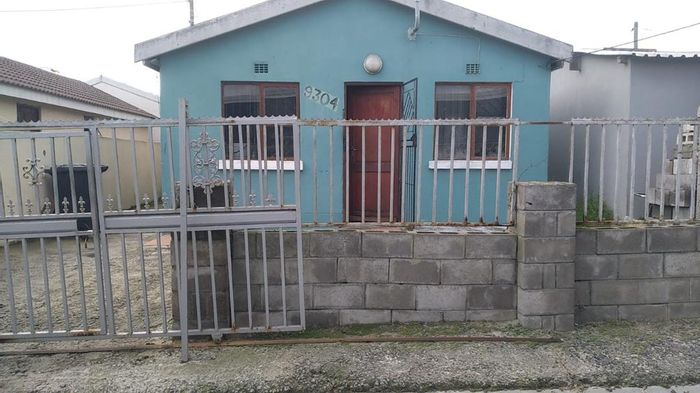 2-bedroom house for sale in Blue Downs Central with parking and outside toilet.