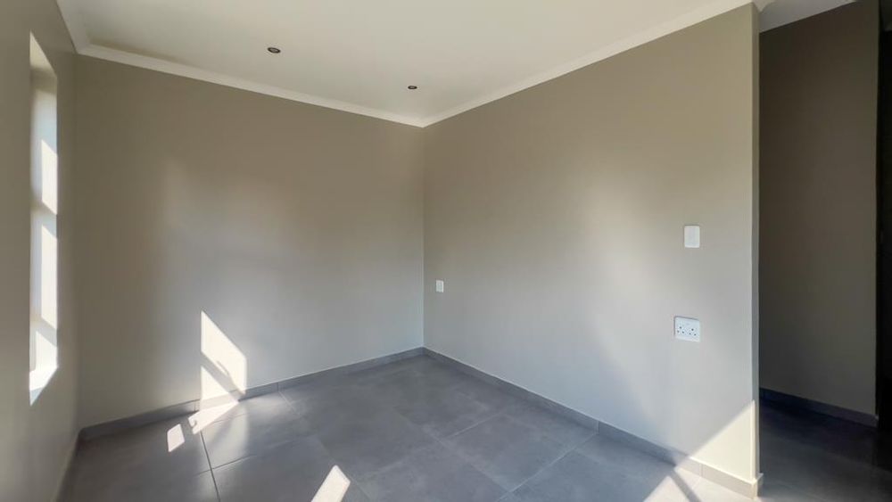 Main Bedroom
Walk in Closet
Ensuite Full Bathroom