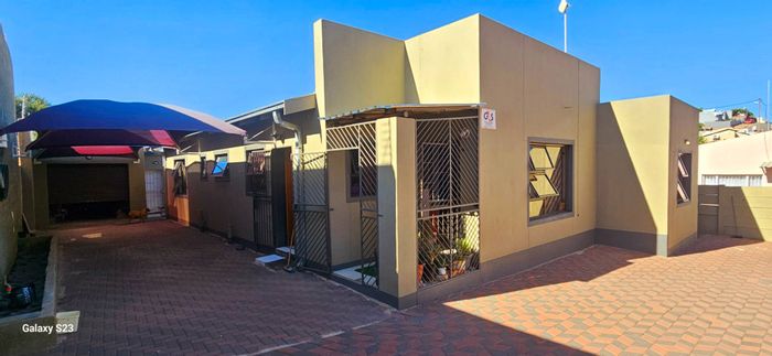 Rocky Crest House For Sale: 3 beds, rental flat, garage, close to amenities.