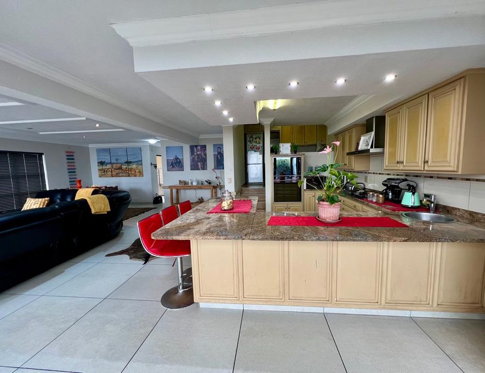 Kitchen Lounge area