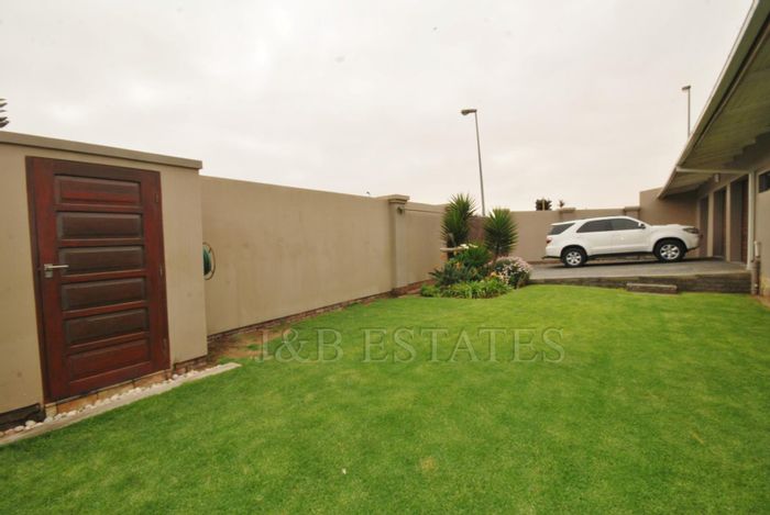 For Sale: House in Walvis Bay Central with pool, guest flat, and double garage.