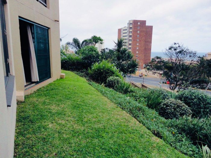 Umhlanga Central Apartment To Rent: 24-hour security, pool access, near beach and malls.