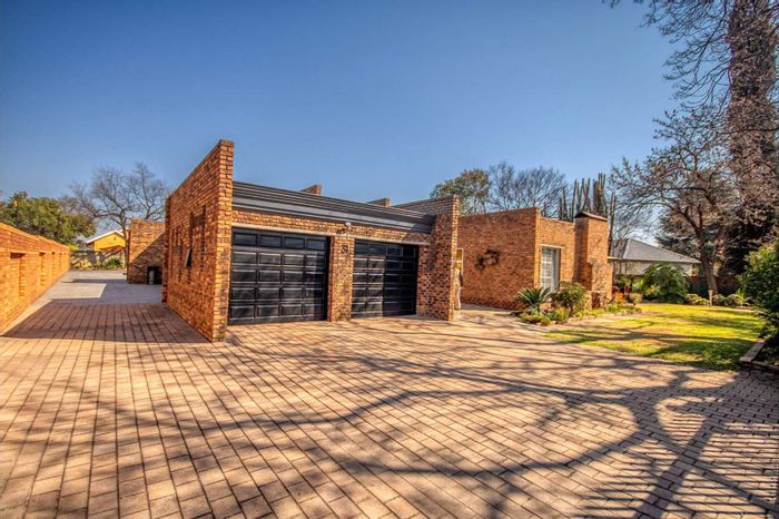 Brackenhurst House For Sale: 3 Bedrooms, Pool, Flatlet, and Energy Efficient Features.