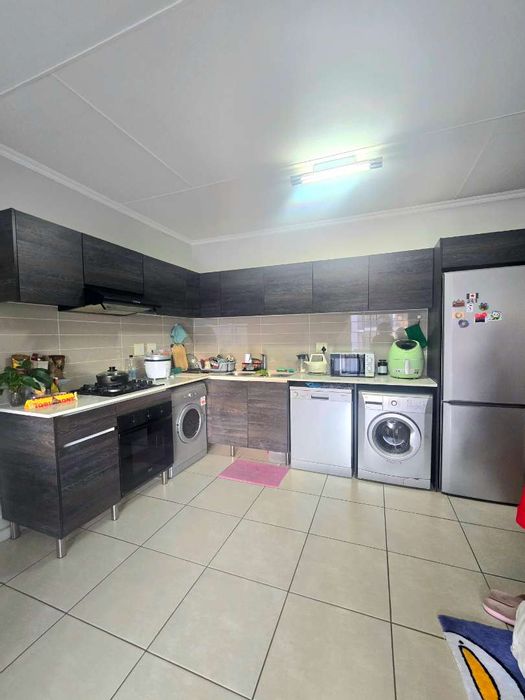 Petervale Apartment For Sale: 1 Bed, Gym, Pool, 24/7 Security, Close to Amenities.