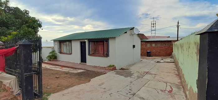 House for Sale in Soshanguve Ext: Ideal for students, close to amenities.