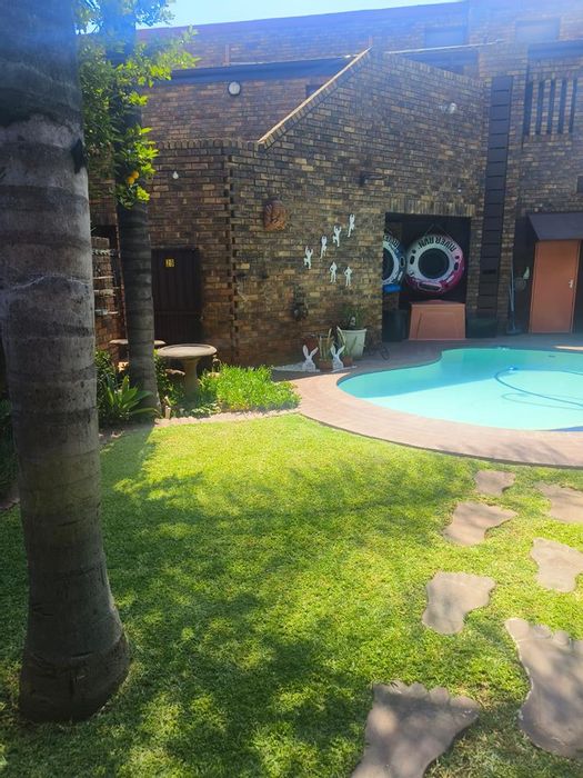 Property #2424574, Townhouse Rental Monthly in Weavind Park