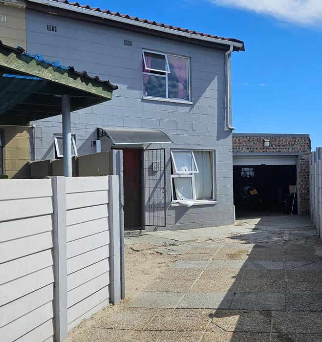 For Sale: House in Adriaanse with 3 bedrooms, private yard, and park access.