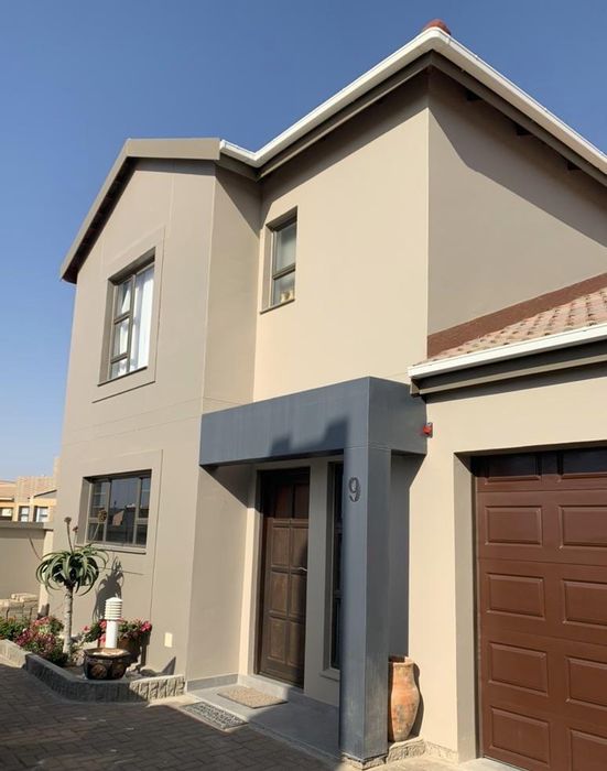 For Sale: Townhouse in Henties Bay Central with 3 bedrooms, garage, courtyard.