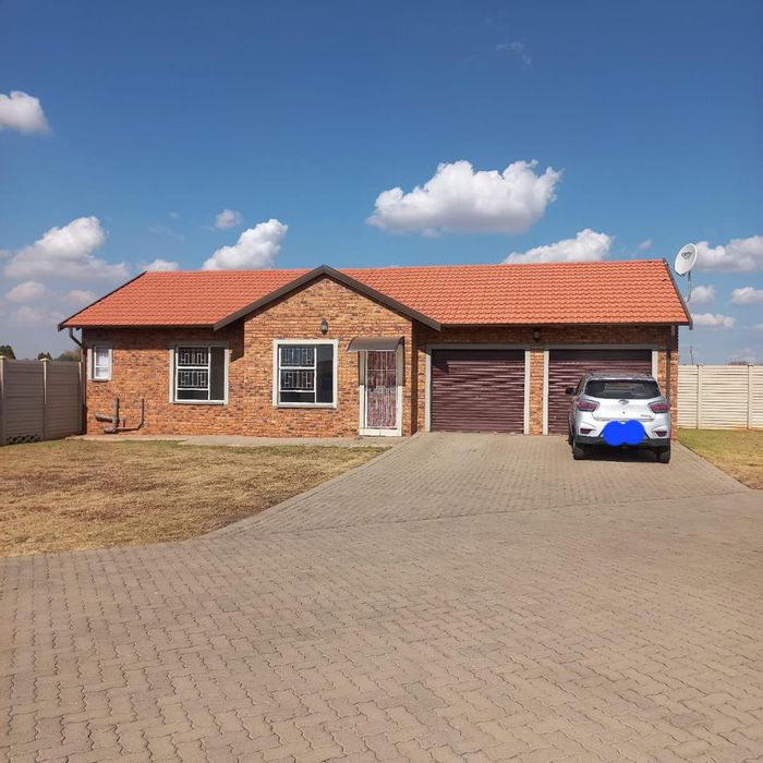 2Bed, 2Bath Townhouse in Kookrus with private garden and double garage. To Rent.