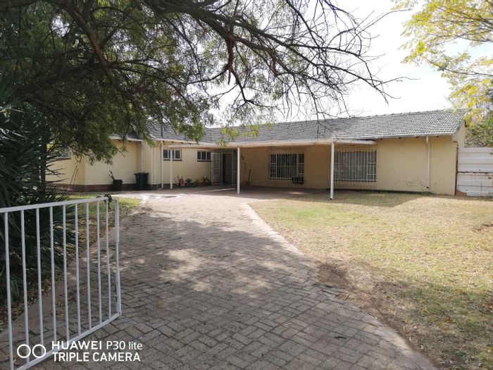 House for Sale in Freeway Park Ext 1: Spacious layout, separate flat, large yard.