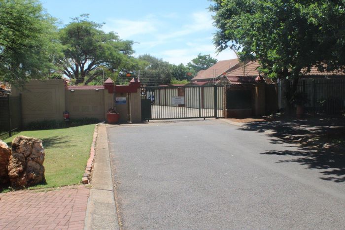 Clubview Apartment To Rent: 3 Bedrooms, garden, secure complex, lock-up garage.