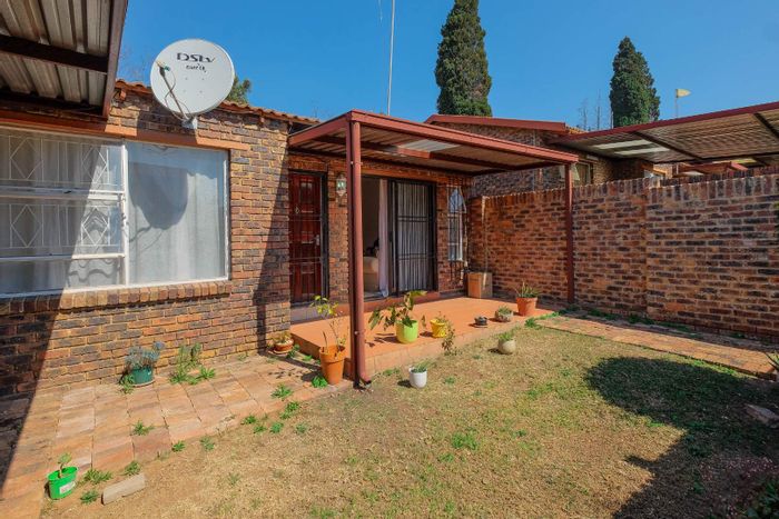 Property #2411537, Townhouse For Sale in Buccleuch