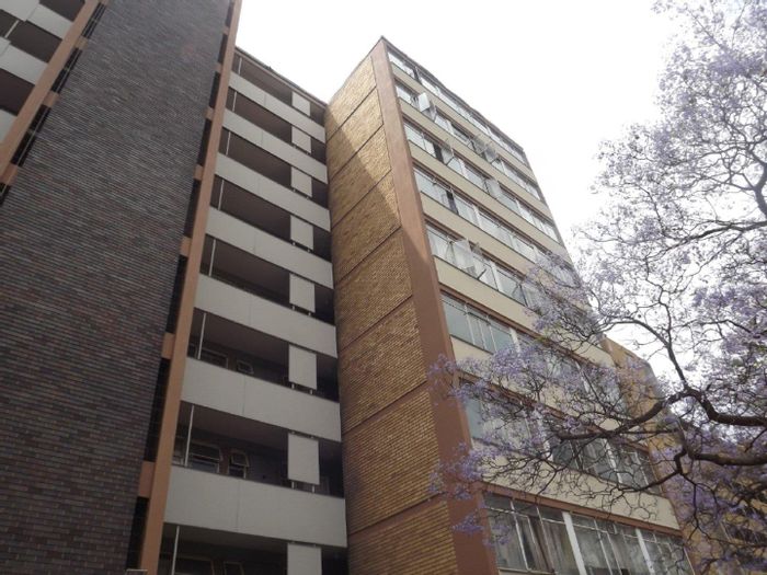 Apartment To Rent in Pretoria Central with shared kitchen, bathroom, and parking options.