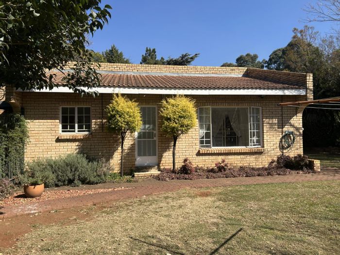 To Rent: House in Morehill with 3 bedrooms, garden, and pet-friendly amenities.