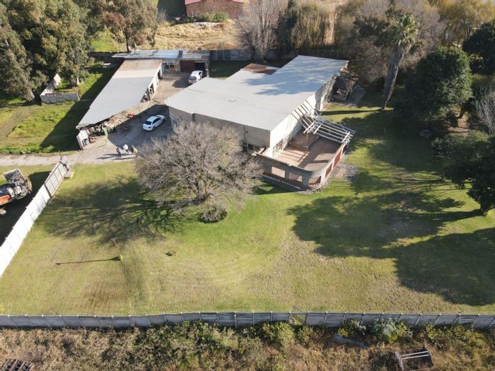 Benoni AH Small Holding For Sale: 4 beds, 2 baths, vast land, farming potential.