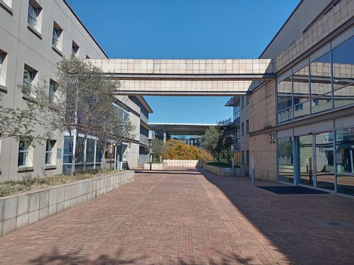 Office To Rent in Woodmead: 723.49m2 with backup power and fiber connectivity.