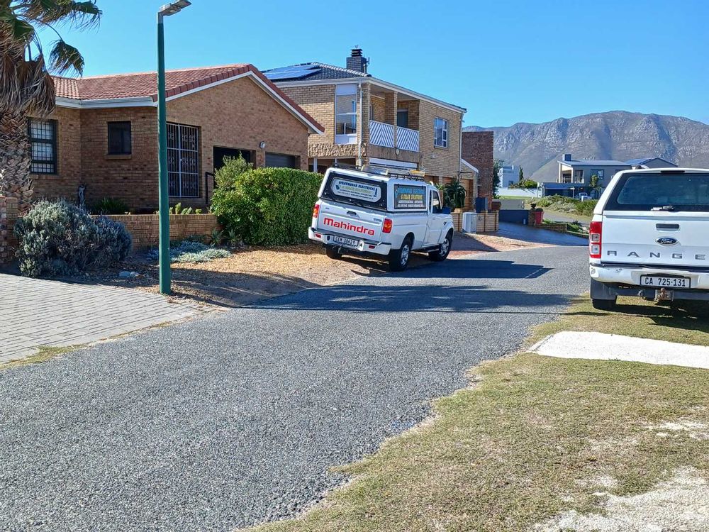 Upmarket Houses across the Street - in the direction of Mountain.