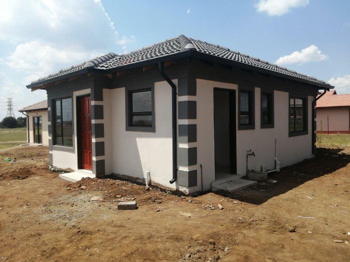 Boksburg Central House For Sale: 3 beds, full title, no deposit, custom finishes.