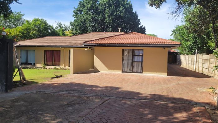 19-Bedroom Guesthouse For Sale in Bayswater – Ideal Investment with High Occupancy!