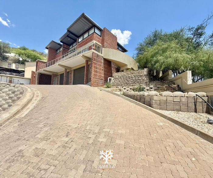 For Sale: Klein Windhoek House with 3 en suite bedrooms, flatlet, and panoramic views.