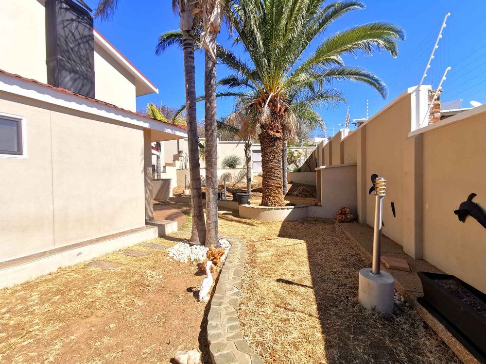 BACKYARD FROM THE MAIN DWELLING 