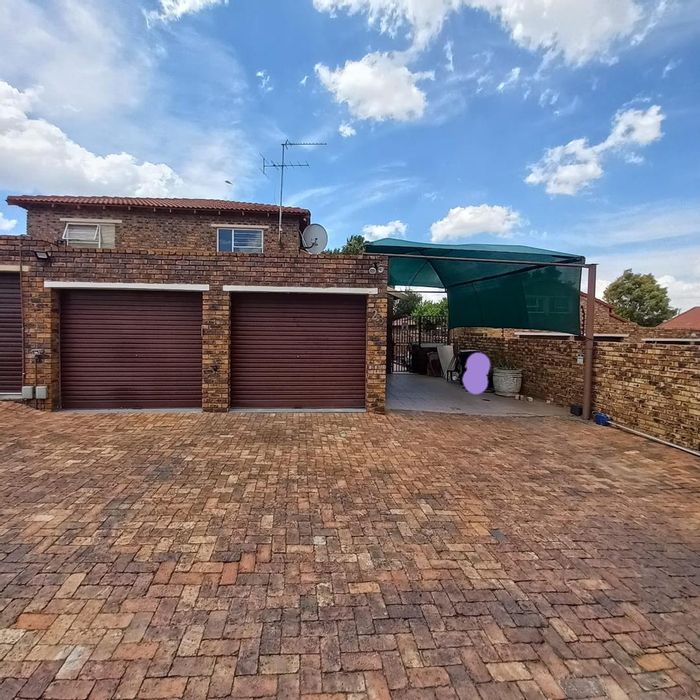 To Rent: 4 Bed, 2 Bath Townhouse with Loft in Roodepoort Central, Pet Friendly.