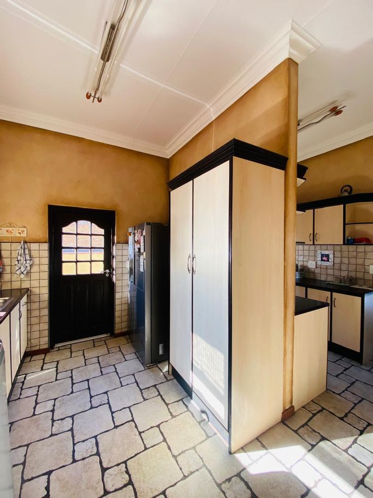 Kitchen with buil-in cupboards