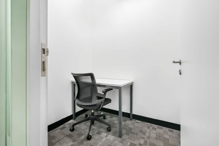 Office to Rent in Sunninghill: Private space, common area, flexible Regus membership.