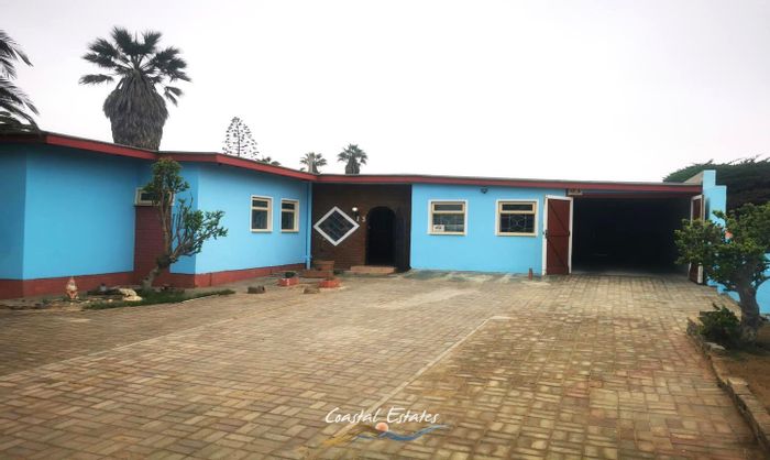 Vineta House For Sale: 3 beds, indoor braai, study, expansive garden, 4-car garage.