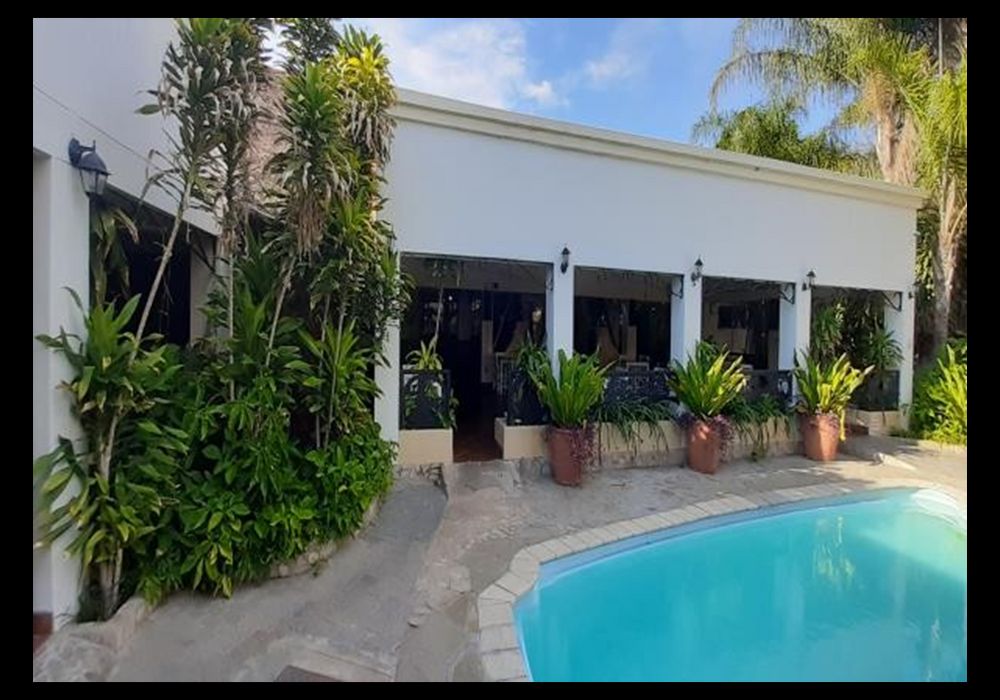 Lapa with seating area and pool