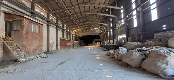 Large warehouse in Queensburgh Central, To Rent for business operations with ample parking.