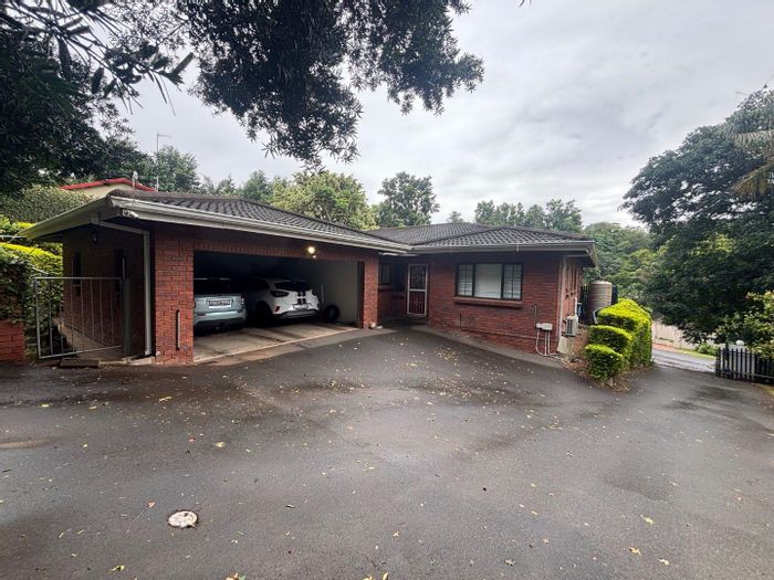 Dawncliffe Townhouse For Sale: 3 Bedrooms, pool, inverter system, double garage.