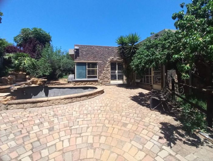 House For Sale in Freeway Park: Spacious yard, swimming facility, and garage amenities.