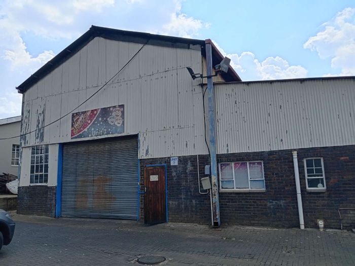 Industrial Warehouse To Rent in Eastleigh: 450 sqm with office, parking, and 3-phase power.