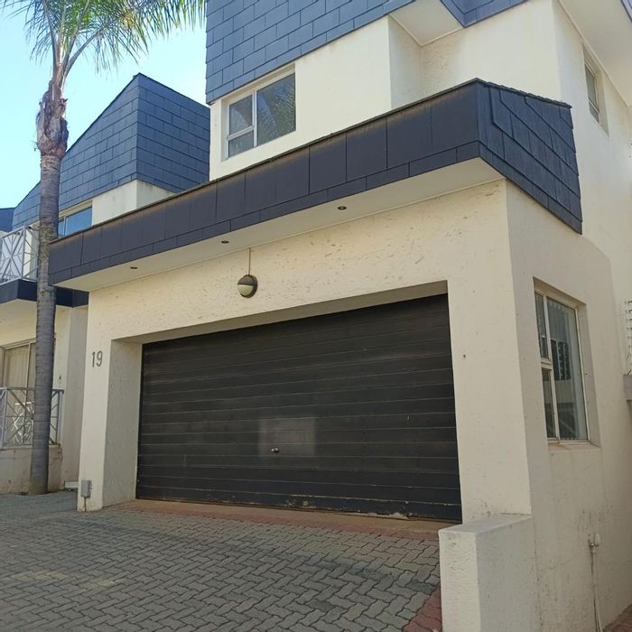 Bassonia Townhouse For Sale: 3 Bedrooms, Pool, Multiple Living Areas, Parking.