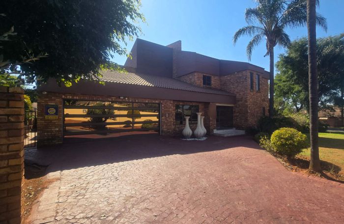 For Sale: House in Montana Park with pool, lapa, and spacious living areas.