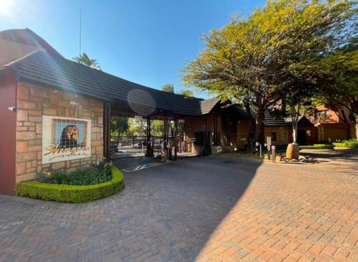 1Bed, 1Bath Apartment To Rent in Fourways with private garden and estate amenities.