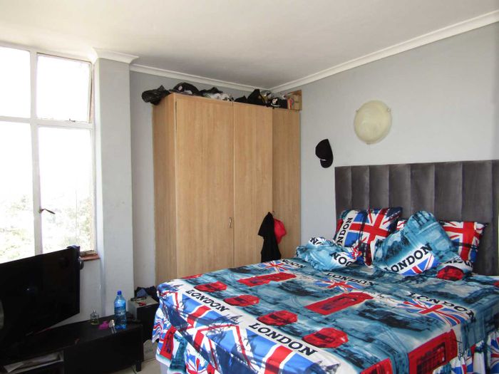 For Sale: 2-bedroom apartment in Ferndale with 2 bathrooms and open-plan living.