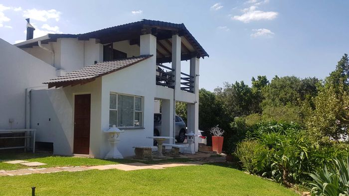 Garden Cottage To Rent in Robindale: 1 bed, secure, balcony, loft space.