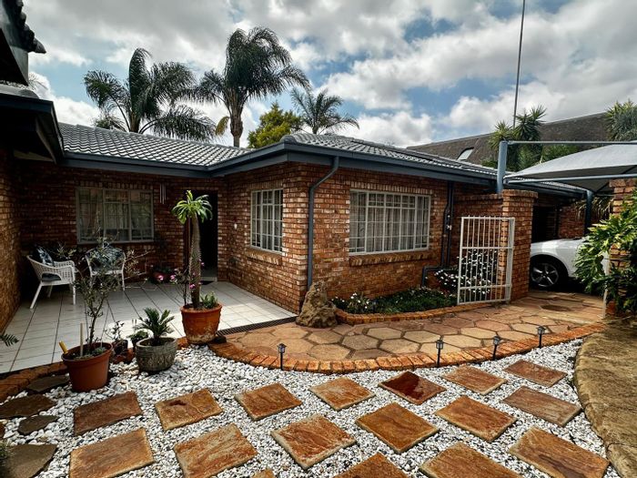 Glen Marais House For Sale: Spacious home with solar panels, double garage, and security.